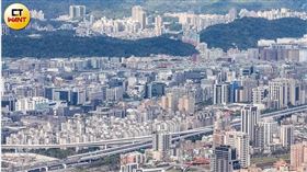 從川普關稅戰打到匯率戰，市場瞬息萬變，讓一票專家跌破眼鏡，房市因去年就經過信用管制的洗禮，今年看起來市場波動相對最小。（圖／黃威彬攝）
