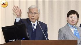 央行總裁楊金龍回應立委質詢表示會檢討不動產信用管制，最終歪樓被解讀鬆口、鬆綁信用管制。（圖／方萬民攝）