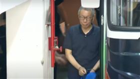 柯文哲上銬下囚車後面帶微笑進入法院。（圖／翻攝畫面）