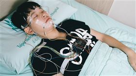 如有睡眠相關困擾，可前往睡眠醫療門診安排相關檢查；圖為腦波檢查示意圖，非當事人。（圖／雙和醫院提供） 