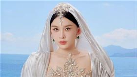 趙櫻子紅毯火辣亮相，疑似觸犯禁裸令遭到驅趕。（圖／翻攝自趙櫻子微博）