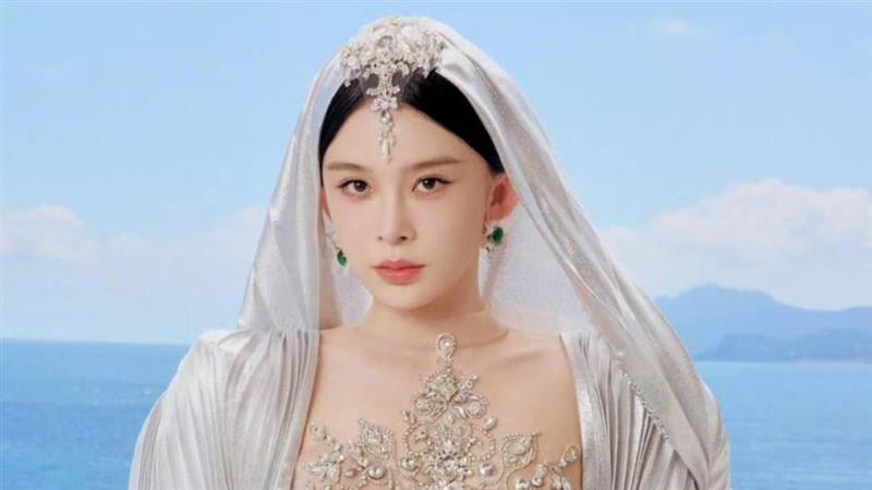 女星透視禮服走紅毯　疑犯禁裸令遭到驅趕