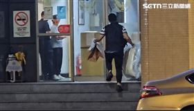 警方將男童棉被以及衣物等證物帶回。（圖／翻攝畫面）