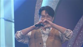 許志豪對翁鈺鈞比愛心。（圖／中視提供）