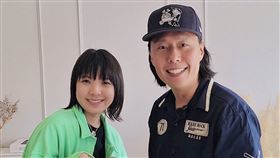 張啟樂（右）把自製內藏拱天宮平安符的結緣品送給鍾雪瑩。（圖／《台味超有港》提供）