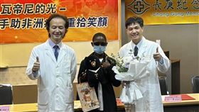 史瓦帝尼少年小清（中）有白內障、700度散光，世界模糊一片，長庚醫師巧手救回視力。（圖／記者簡浩正攝影）