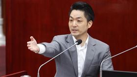 朱立倫言論惹議　簡舒培、蔣萬安針鋒相對（1）國民黨主席朱立倫以希特勒比喻總統賴清德，引德國在台協會及多國駐台機構關切。台北市長蔣萬安（圖）9日面對民進黨市議員簡舒培質詢此事時，兩人一來一往，質詢時間結束仍在議場內互嗆。中央社記者謝佳璋攝　114年5月9日