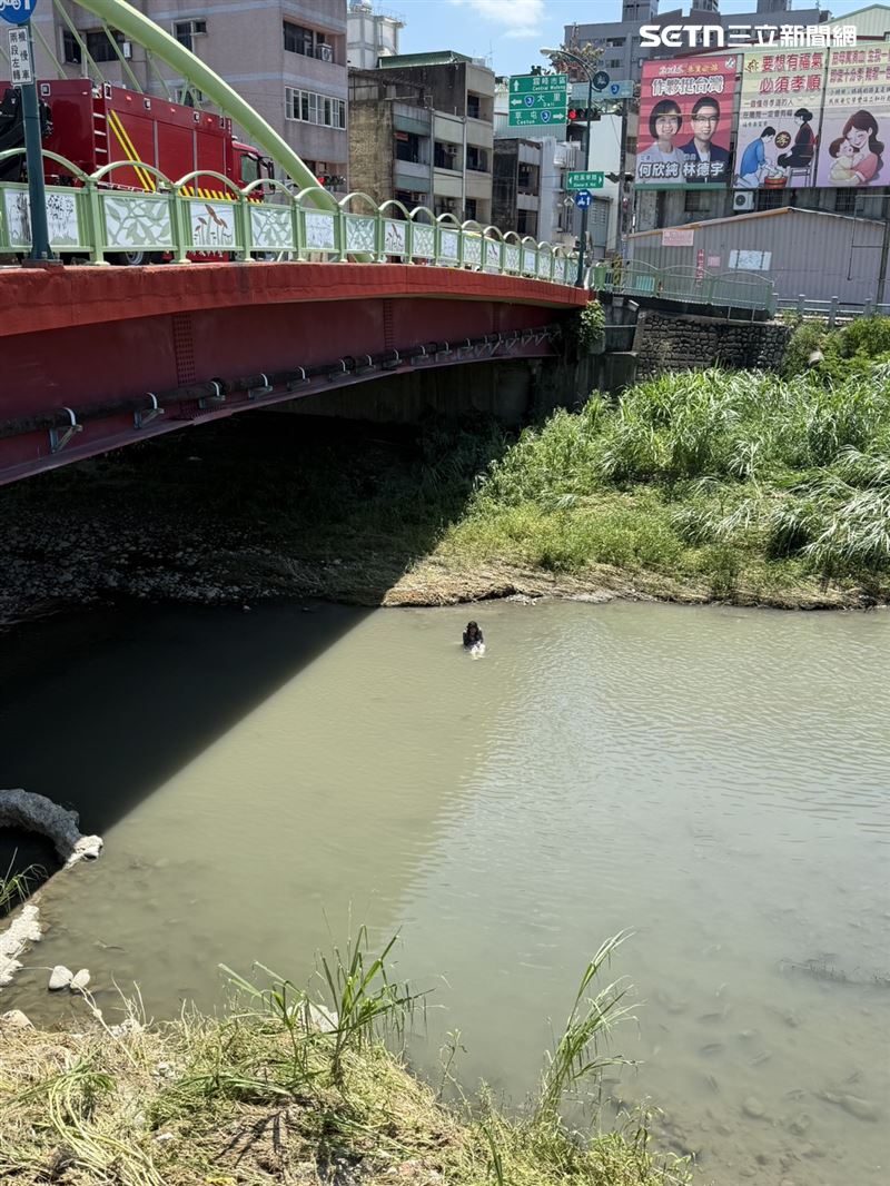 台中女因不明原因墜落中正橋，跌坐在河床正中間。（圖／翻攝畫面）