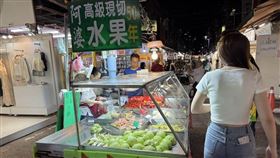 ▲AI教父黃仁勳何時來台，成為媒體圈最關注的謎題，臨江街夜市75歲水果阿婆，成為黃仁勳在台「民間友人」代表，夜市阿婆表示，黃仁勳常臨時現身，從不提前預告。（圖／記者師瑞德攝影）