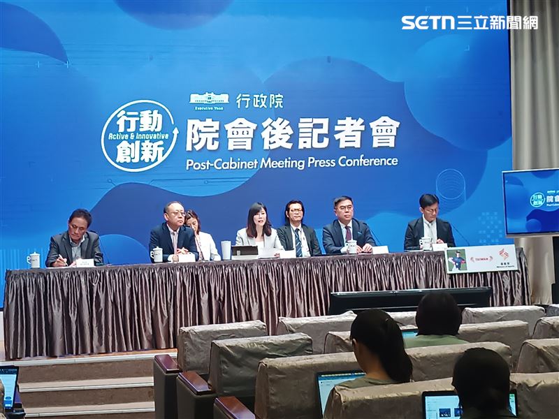  行政院發言人李慧芝(中)主持院會後記者會。(圖/記者盧素梅攝影)