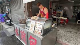 台南市安平區一間水煎包店近期突暴紅，原因是業者請來一名假日限定「猛男天菜店員」幫忙顧店，吸引不少網友前往朝聖。（圖／翻攝畫面）