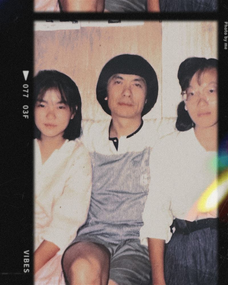 謝金燕分享童年時期與豬哥亮合照，並在對方忌日這天手抄經文。（圖／翻攝自謝金燕IG）