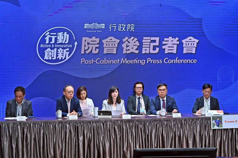 行政院發言人李慧芝(中)主持院會後記者會。(圖/行政院提供)