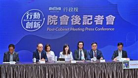 行政院發言人李慧芝(中)主持院會後記者會。（圖／行政院提供)