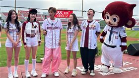 籃籃（左2起）、阿翔、楊繡惠跟無尊一起跟啦啦隊互動。（圖／民視提供）