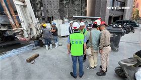 驚險! 建案工地塑膠瓶高空墜落 險砸騎士