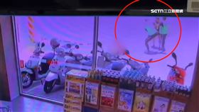 超商買耳機起衝突 工人拿