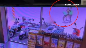 耳機挑太久爆衝突！男「超商掏電鋸」攻擊