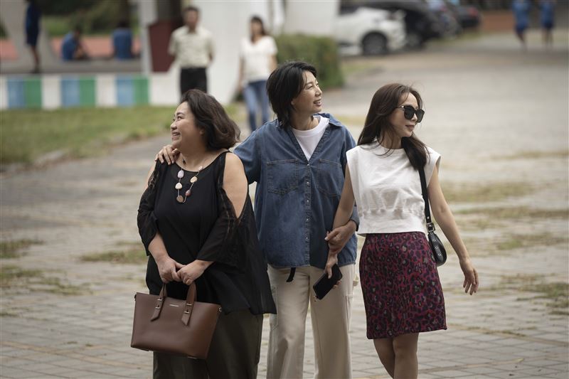 《拜六禮拜》三女主角,鍾欣凌、丁寧、孫淑媚是三位好閨蜜。(圖/華視提供)