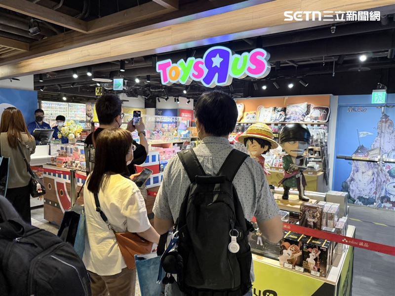 玩具&quot;反&quot;斗城「IP+概念店」今日盛大開幕，現場湧入不少人潮。（圖／記者李育道攝影）