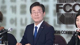 美國監聽疑雲 韓最大在野黨魁籲國會徹查外媒日前引述外洩機密文件報導美國情報當局監聽韓國等盟邦，韓國最大在野黨共同民主黨黨魁李在明11日出席外媒記者會，呼籲國會全力調查確認此事。　中央社記者廖禹揚首爾攝 112年4月11日