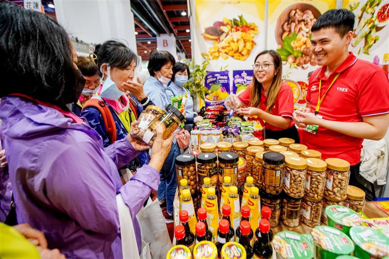 蔬食展也有來自國外的攤位,推廣各國蔬食。(圖/中華福報生活推廣協會提供)