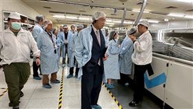 ▲謝金河實地參訪新漢，見證傳產設備轉型再利用的典範案例。台灣ICT產業競爭激烈，企業在轉型與淘汰間持續自我進化。（圖／翻攝自謝金河臉書）