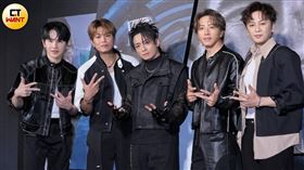 Energy牛奶（左起）、阿弟、TORO、坤達、書偉為《不可能的任務》登上101大跳招牌16蹲舞步。（圖／楊澍攝）