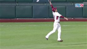▲樂天桃猿林立守備判斷瑕疵，讓陳重羽跑出三壘安打。（圖／翻攝自CPBLTV）