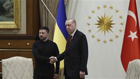 土耳其總統艾爾段（右）與烏克蘭總統澤倫斯基於在會晤時握手。（圖／美聯社／達志影像）