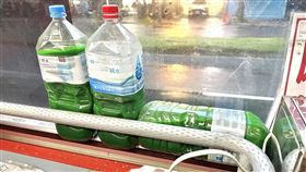 一名網友日前搭公車內放著3罐綠色液體，好奇發問有何用途。（圖／翻攝自路上觀察學院 臉書）