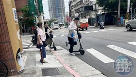 ▲林書豪、林書緯兄弟週一在松山車站附近，遭民眾目擊闖紅燈。由圖中側向的綠燈就可證明。（圖／讀者提供）

