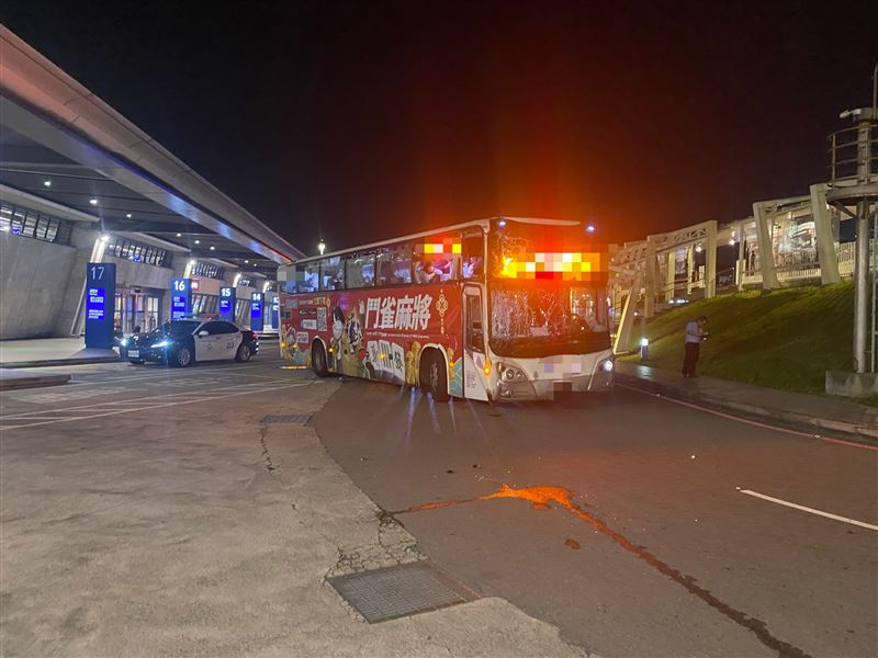 國光客運1819路線今（16日）從機場出發時自撞牆壁。（圖／記者石明啟攝影）