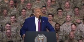 ▲川普於卡達美軍烏代德空軍基地演講，透露自己於上任後不久親赴伊拉克下令剿滅ISIS。（圖／翻攝自白宮）