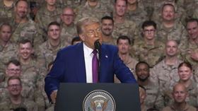 ▲川普於卡達美軍烏代德空軍基地演講，透露自己於上任後不久親赴伊拉克下令剿滅ISIS。（圖／翻攝自白宮）