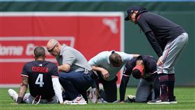 ▲雙城中外野手巴克斯頓（Byron Buxton）完成接殺後撞上游擊手柯瑞亞（Carlos Correa）。（圖／路透社／達志影像）