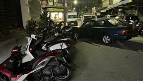 台北市信義區松山路，一台小客車失控撞路邊7機車。（圖／翻攝畫面）