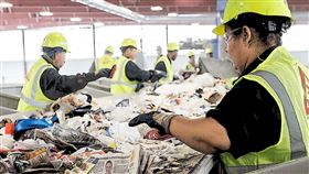 ▲ 從5億美元基礎建設投資到全民教育倡議，這家資源回收巨頭正以可衡量的 ESG 行動，推動塑膠循環經濟成真。（圖／永續新聞網官網） 