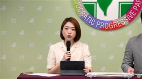 ▲吳崢、韓瑩，召開「總統就職週年國政民調公佈」 記者會。（圖／翻攝自民主進步黨YT） 