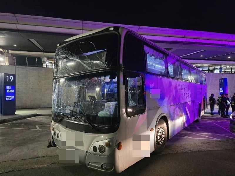 一輛國光客運16日凌晨在桃園國際機場第一航廈客運巴士站出口處,疑似因為煞車失靈、抓不好轉彎角度,不慎擦撞路牆,造成駕駛在內共32人輕傷