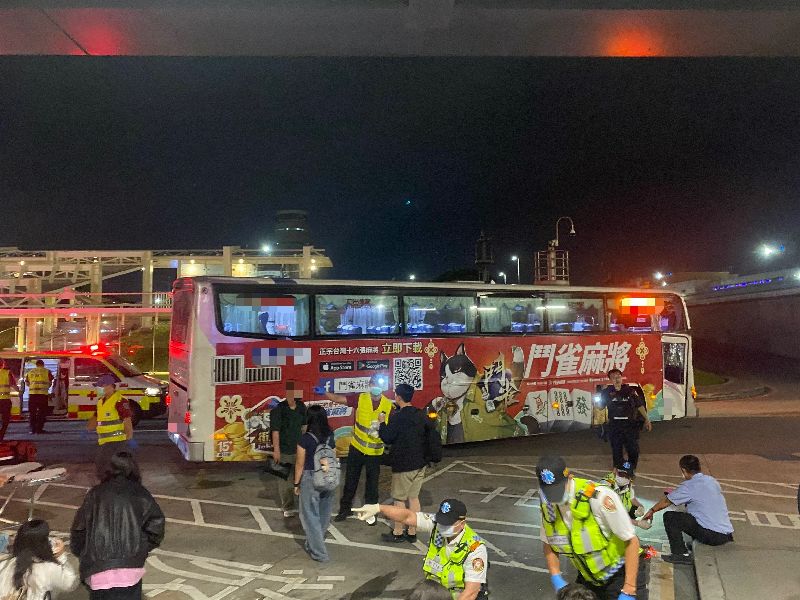 一輛國光客運去年5月凌晨在桃園國際機場第一航廈客運巴士站出口處,疑似因為煞車失靈、抓不好轉彎角度,不慎擦撞路牆,造成駕駛在內共32人輕傷,現場啟動大量傷病患處理程序