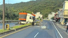 宜蘭縣頭城鎮外澳，謝姓男子駕駛貨櫃車自撞分隔島。（圖／翻攝畫面）