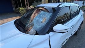 男赴女友家「撞見前任」開車撞又石砸玻璃