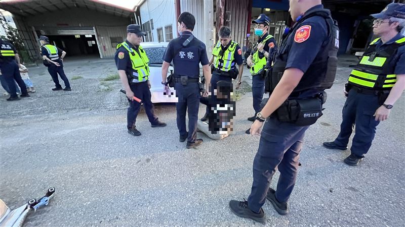 警方於林男車內查獲喪屍煙彈。(圖/翻攝畫面)