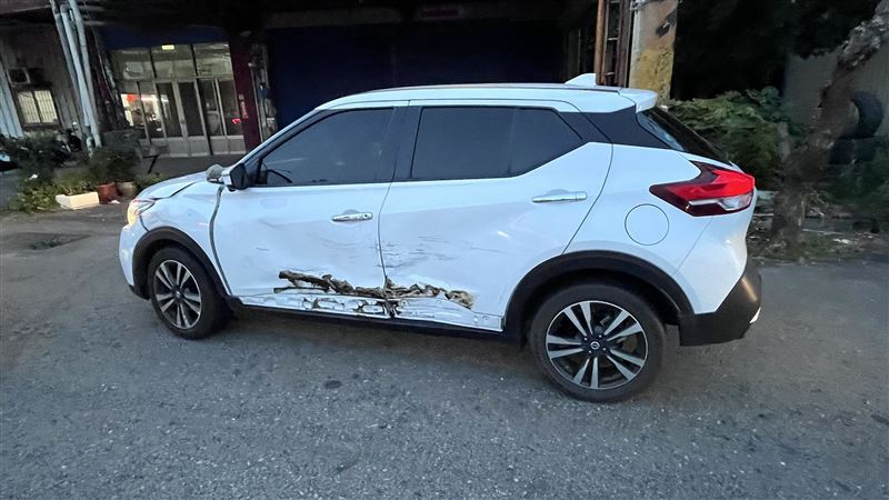 蔡男車輛遭撞破輪胎,林男又拿石塊猛砸擋風玻璃。(圖/翻攝畫面)