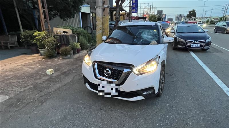 蔡男車輛遭林男拿石塊砸破擋風玻璃。(圖/翻攝畫面)