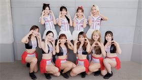 樂天女孩和日本啦啦隊合影。(圖/樂天桃猿提供)