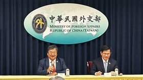 「世界衛生大會（WHA）推案雙部長記者會」，由外交部長林佳龍及衛福部邱泰源出席．邱泰源（左）表示，台灣雖目前未收到邀請函，會與外交部努力到最後一刻。（圖／記者簡浩正攝影）