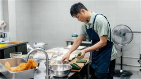 外賣發生意外　姚元浩驚呼皮黏住了。（圖／好看娛樂提供）