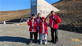 林哲熹（右1）化身萬能隊長，帶小隊員們遠征北極。（圖／公視+提供）